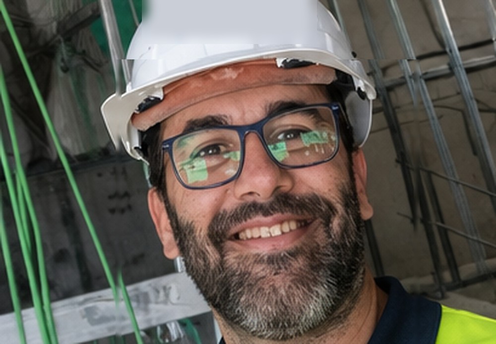 Técnico de OTESAN SECURITY durante una instalación